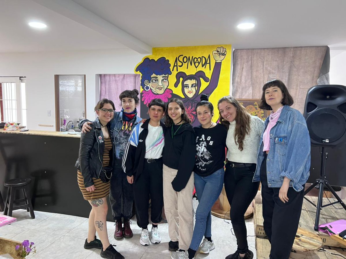 FlowerEscobar's tweet image. Hola tuiter. En Manizales estamos tejiendo un sueño feminista y transfeminista llamado Casa Cultural Asonada. Llevamos 3 meses de puro aguante y alegría pero no ha sido fácil conseguir para el arriendo de este mes. Nos ayudan con un rt y un ❤️para lograr apoyo. Gracias