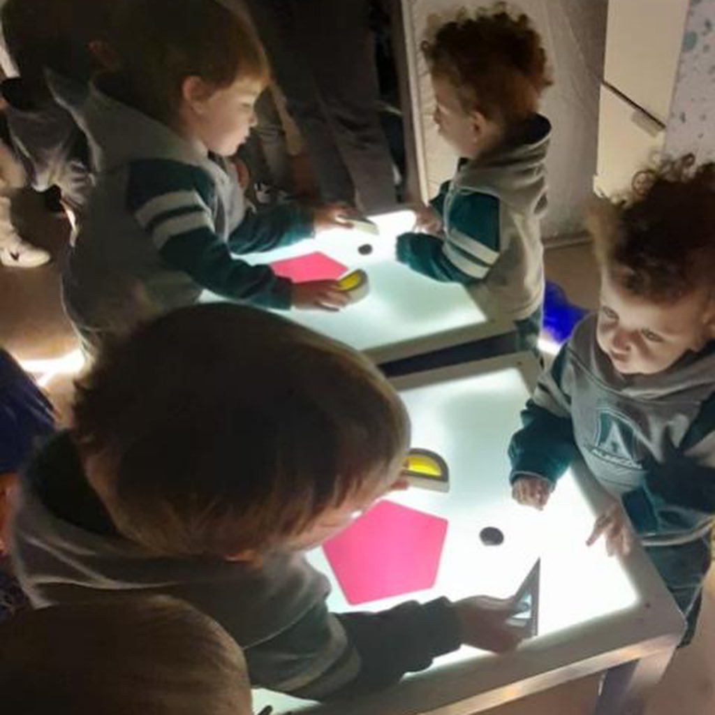 ¡Indios y vaqueros! 🤠🐴🏹
Cómo han disfrutado hoy nuestros alumnos de la Escuela Infantil en la  jornada temática que han organizado sus profesoras en este día no lectivo. 
#escuelainfantilalarcón #aperturadiasnolectivos #desde18mesesalauniversidad #construyendofuturo