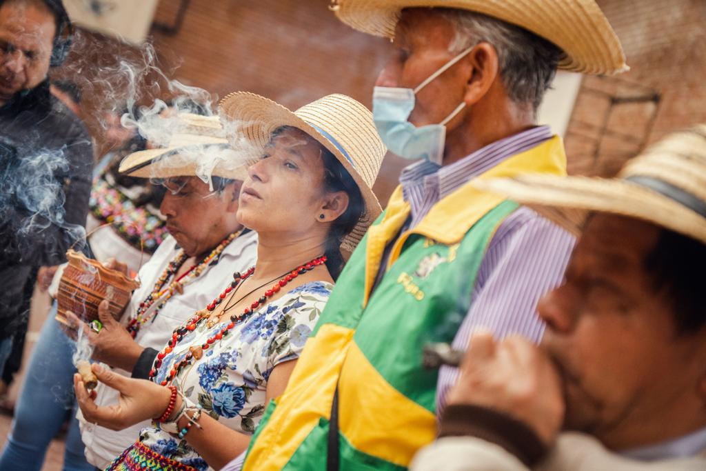 GobiernoBTA's tweet photo. ¡Seguimos avanzando en acciones en beneficio de las comunidades indígenas! 🙌

Hoy acompañamos el inicio del 14º Encuentro Distrital de los Pueblos de esta etnia en Bogotá.

Juntos tejeremos saberes para la reformulación de su Política Pública. 🤝 https://t.co/1e5AgzOwh7
