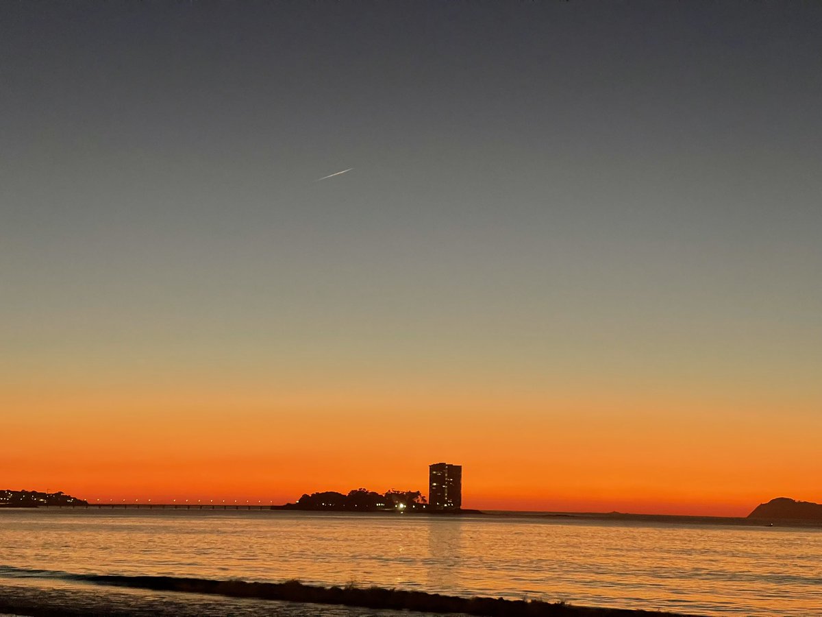 DesiMH20's tweet photo. Hoy os quiero regalar uno de los atardeceres más bonitos que he visto en mi vida 😍 #PlayaSamil https://t.co/HuepbsIKth