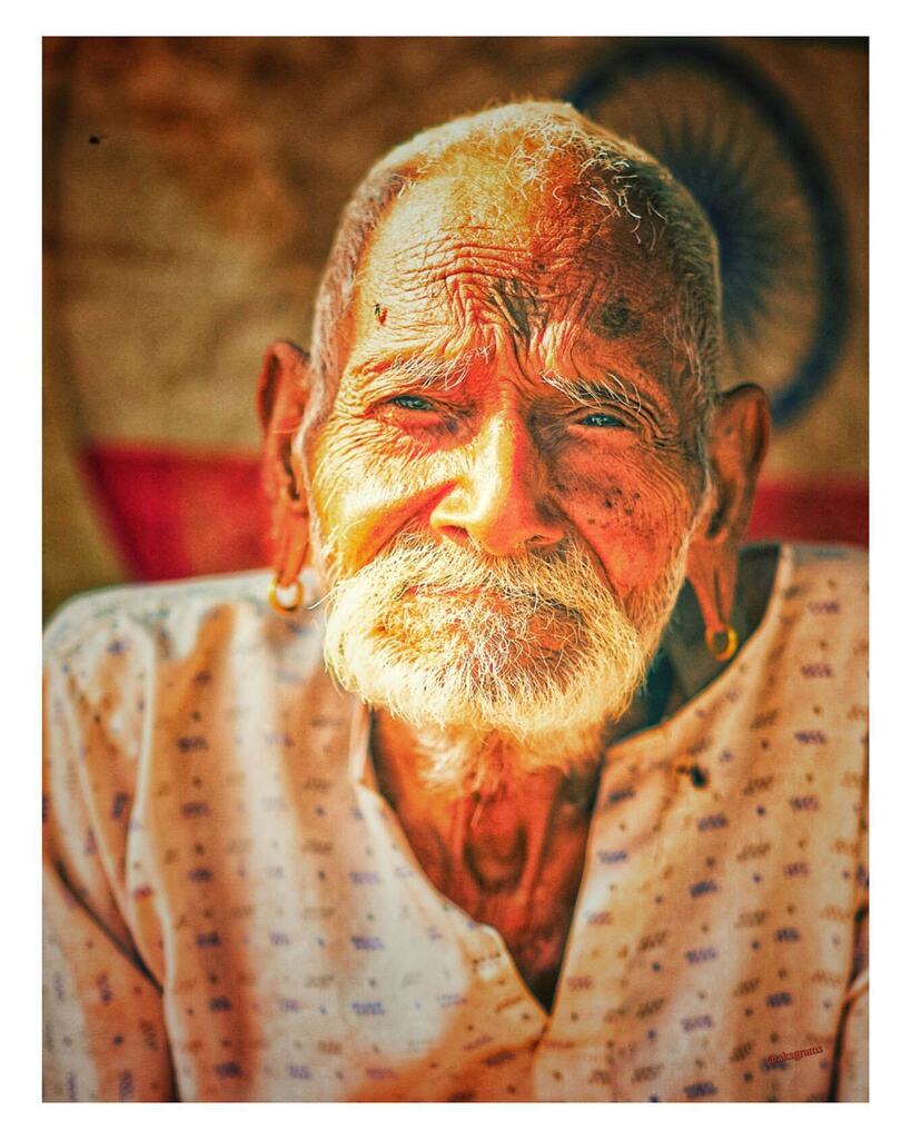 askaks's tweet photo. Decades measured in wrinkles.

Portraits from Banjara market - 5

#earrings 
#eyes
#wrinkles 
#gypsy 
#streetportrait 
#sun
#portrait 
#street
#streetphotography 
#fujifilm 
#xh2
#captureone 
#fujifilmxindia 
#fujifilmxh2 
#50mm https://t.co/HFV2WfmXVy https://t.co/NcBi1JT7TX