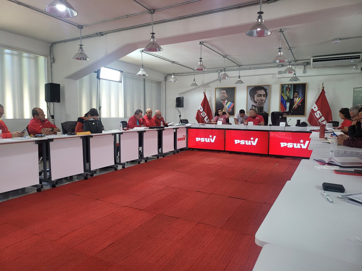 RanderPena's tweet photo. AHORA// Se realiza reunión conjunta de la Dirección Nacional del @PartidoPSUV y su @JuventudPSUV. Estamos en etapa de fortalecimiento y renovación de todas las estructuras del Partido. ¡Pendientes en breve de la Rueda de Prensa con el 1er Vice-Pdte. @dcabellor! https://t.co/j3oKvxLAda