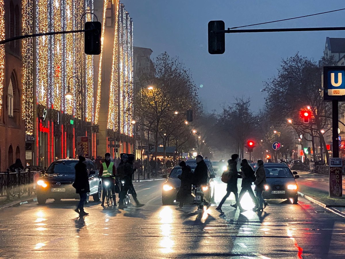 Abends in der Schloßstraße, #Berlin #Steglitz 🌟🌟🌟
<a href="/schlosssteglitz/">das Schloss</a> 
<a href="/TspSuedwest/">Tagesspiegel Südwest</a> <a href="/stadtleben/">Stadtleben</a> <a href="/I_love_Berlin/">I ♥ Berlin</a>