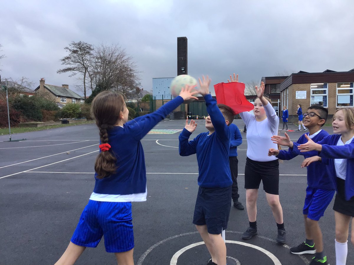 StLaurenceCE's tweet photo. The cold never bothered us anyway! #y5pe https://t.co/6Ft9acL5Q8