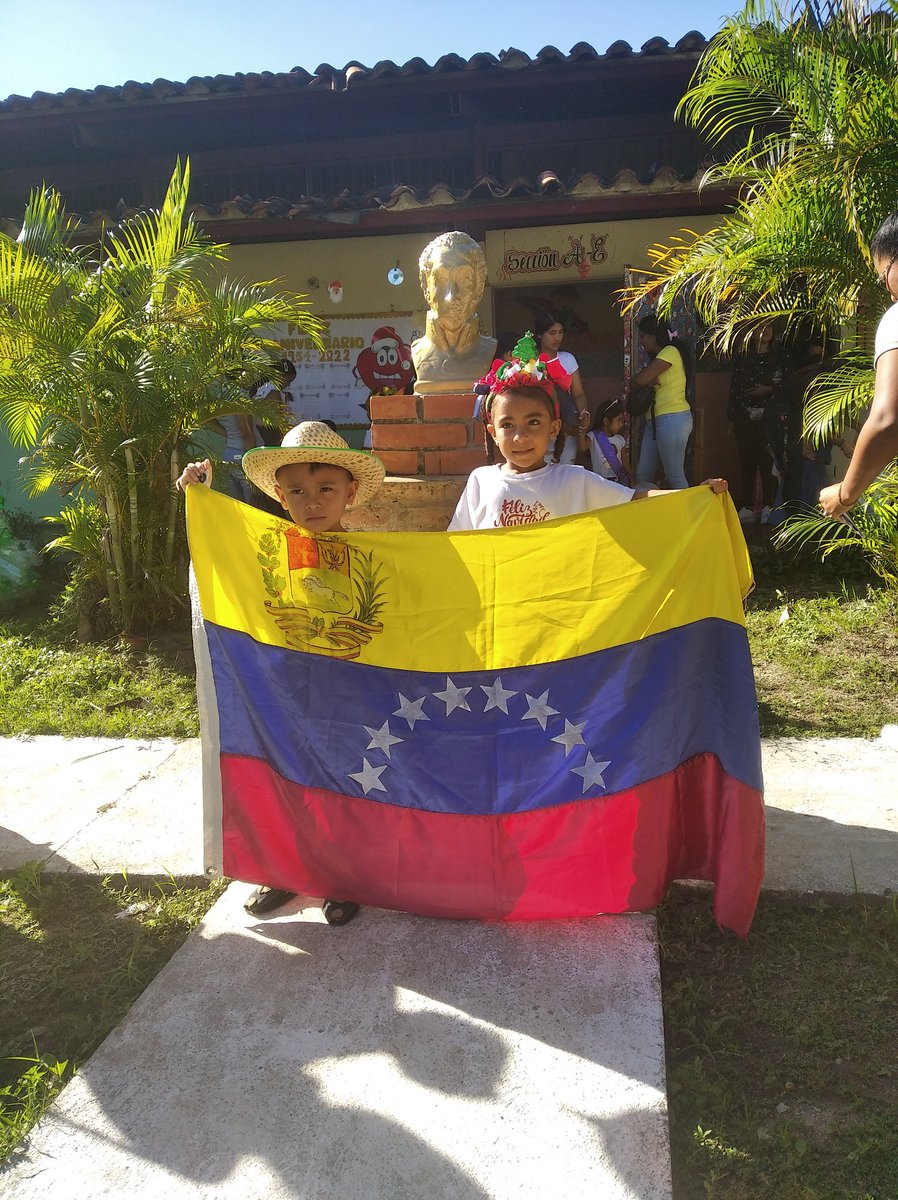 pen_aristides's tweet photo. #05deDiciembre En el @pen_aristides nuestros niños y niñas acompañados por el personal, padres y representantes entonaron el Himno de la RBV en el busto de Simón Bolívar. Gracias a la representante que realizó su  restauración.
@leoalvacabrera 
@joanca30 
@_LaAvanzadora https://t.co/XWnAh3lRIC