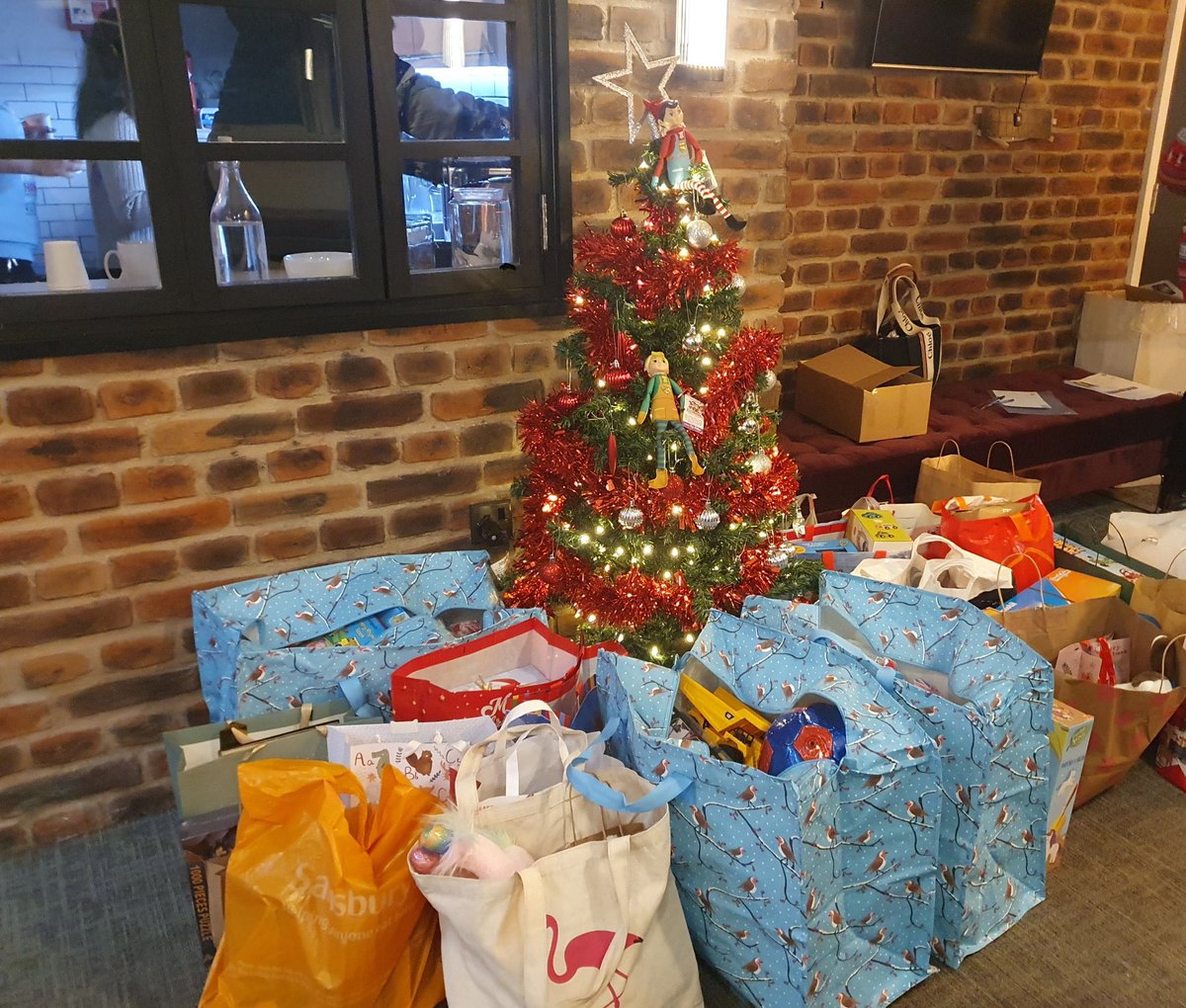 Thank you so much <a href="/SpotlightUK/">Spotlight</a> <a href="/SheppsCast/">Matt</a> @emmaengers #WendyScozzaro <a href="/NancyBishopCast/">Nancy Bishop Casting</a> and her assistant Morgan for the wonderful opportunity to perform a monologue in front of you, in aid of #ToysForAll 🧸 It was a lovely atmosphere &amp; great to see the tree full of presents😃🌲🎁