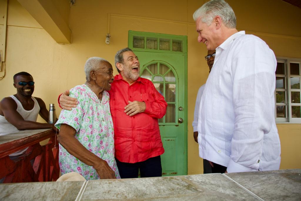 DiazCanelB's tweet photo. Nos despedimos de San Vicente y las Granadinas tras jornadas de intensas emociones, fructíferos intercambios e inolvidables muestras de solidaridad y respeto a Fidel, Raúl, nuestro pueblo y la Revolución. 

Tengan la certeza de que siempre podrán contar con #Cuba. 

#SomosCaribe https://t.co/FmC02kjpYL