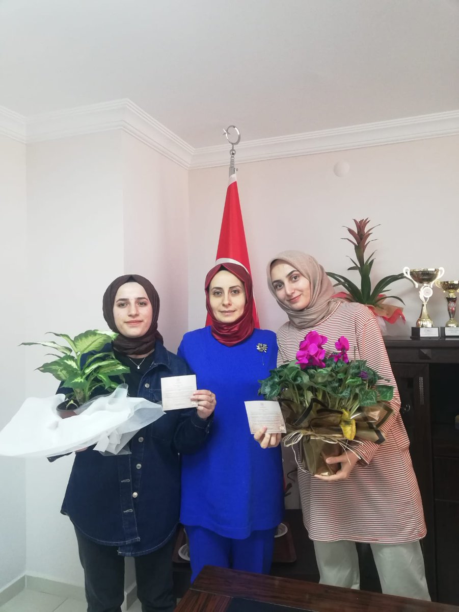 Yakutiye Yurt Müdürlüğü olarak, '5 Aralık Dünya Gönüllüler Günü' kapsamında Gençlik ve Spor Bakanımız Sayın Dr. Mehmet Muharrem KASAPOĞLU'nun, öğrenci temsilcimiz ve gönüllü gencimize göndermiş olduğu tebrik kartı ve çiçeklerini takdim ettik.