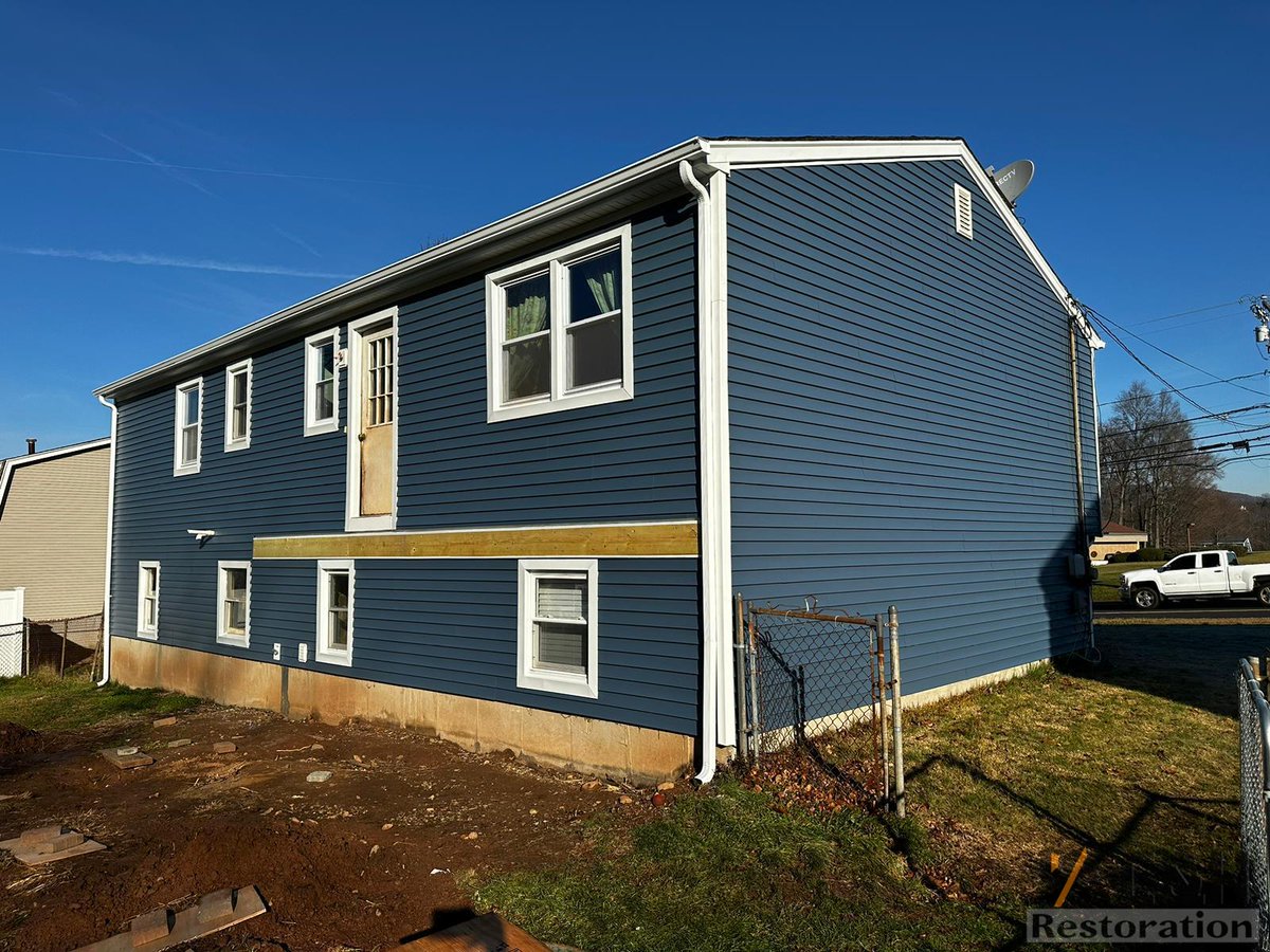 Siding - Project 798 completed - Meriden
-Market Square
-Color: Regatta Blue
-Robust .044'' thick panel
#siding #sidinginstallation #sidingcontractor #sidingreplacement #sidinginstaller #vinylsiding #sidinglife #newsiding #sidingmaster #sidingcompany #sidingservices