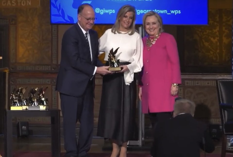 #TheCountessofWessex receiving her #HRCAwards  from @HillaryClinton 
👏🏻👏🏻👏🏻👏🏻👏🏻
I love Sophie.  What an achievement 🏆