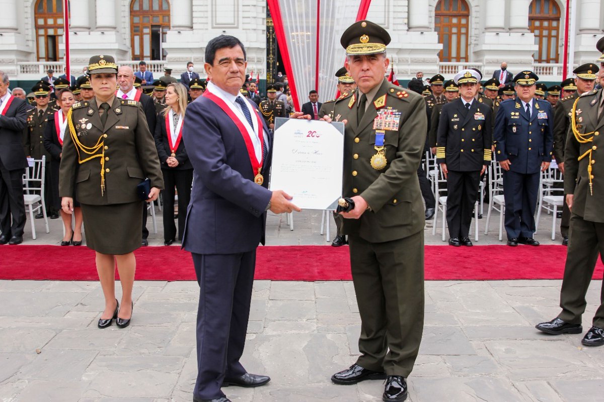 jwilliamszapata's tweet photo. Tuve el honor de dirigir un merecido reconocimiento que hizo el Congreso de la República al @EjercitoPeru, el cual celebrará, en los próximos días, su 198° aniversario defendiendo la soberanía nacional y nuestra democracia. ¡Viva el Ejército peruano! https://t.co/5zjKnPQp3u