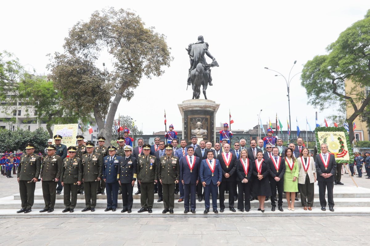 jwilliamszapata's tweet photo. Tuve el honor de dirigir un merecido reconocimiento que hizo el Congreso de la República al @EjercitoPeru, el cual celebrará, en los próximos días, su 198° aniversario defendiendo la soberanía nacional y nuestra democracia. ¡Viva el Ejército peruano! https://t.co/5zjKnPQp3u