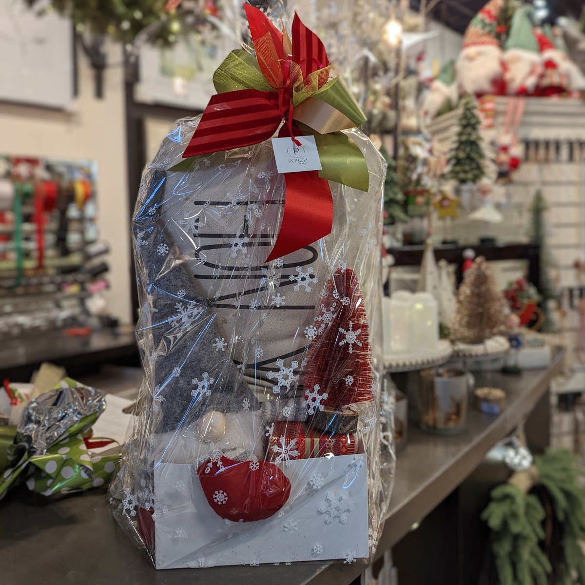 RRVBC's tweet image. 𝗣𝗼𝗿𝗰𝗵 𝗜𝗻𝗰.: WIN A BEAUTIFUL GIFT BASKET from Porch Inc.! Today’s 23 Days of Giving Gift of the Day is a $150 gift basket as well as a snowflake pendant necklace compliments of Crimson Ridge. Schedule your donation. #23DaysOfGiving @23WIFR