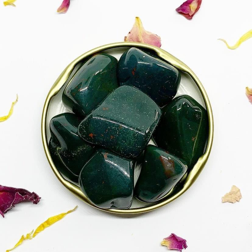 MoonlightMelts's tweet photo. Bloodstone Gemstone💎 
Bloodstone is a very protective stone. It is a very strong stone of emotional support. So you should definitely integrate it into your life in difficult or emotionally traumatic times.

https://t.co/8aNa52R7md https://t.co/eH21tRaJpG