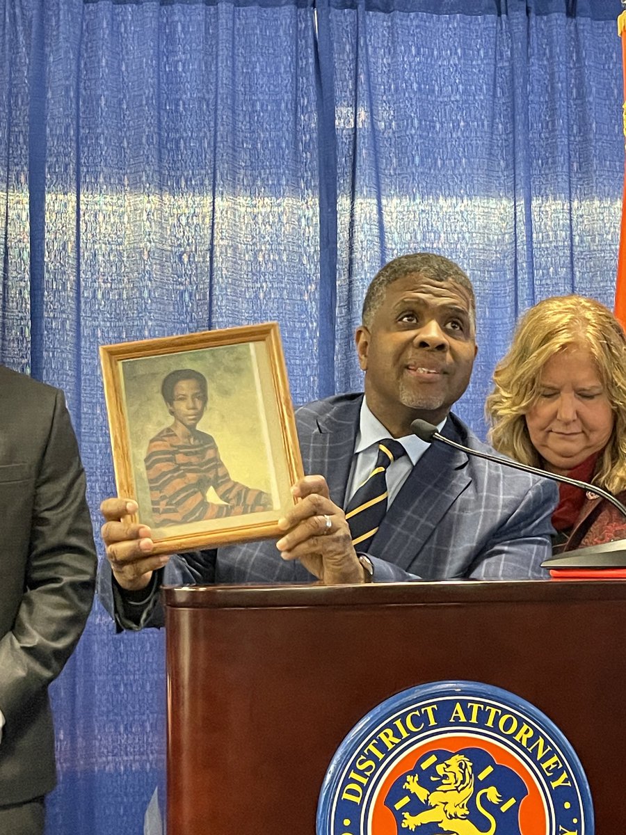 PeiSze Cheng on Twitter "John Moy holds up a photo of his mother