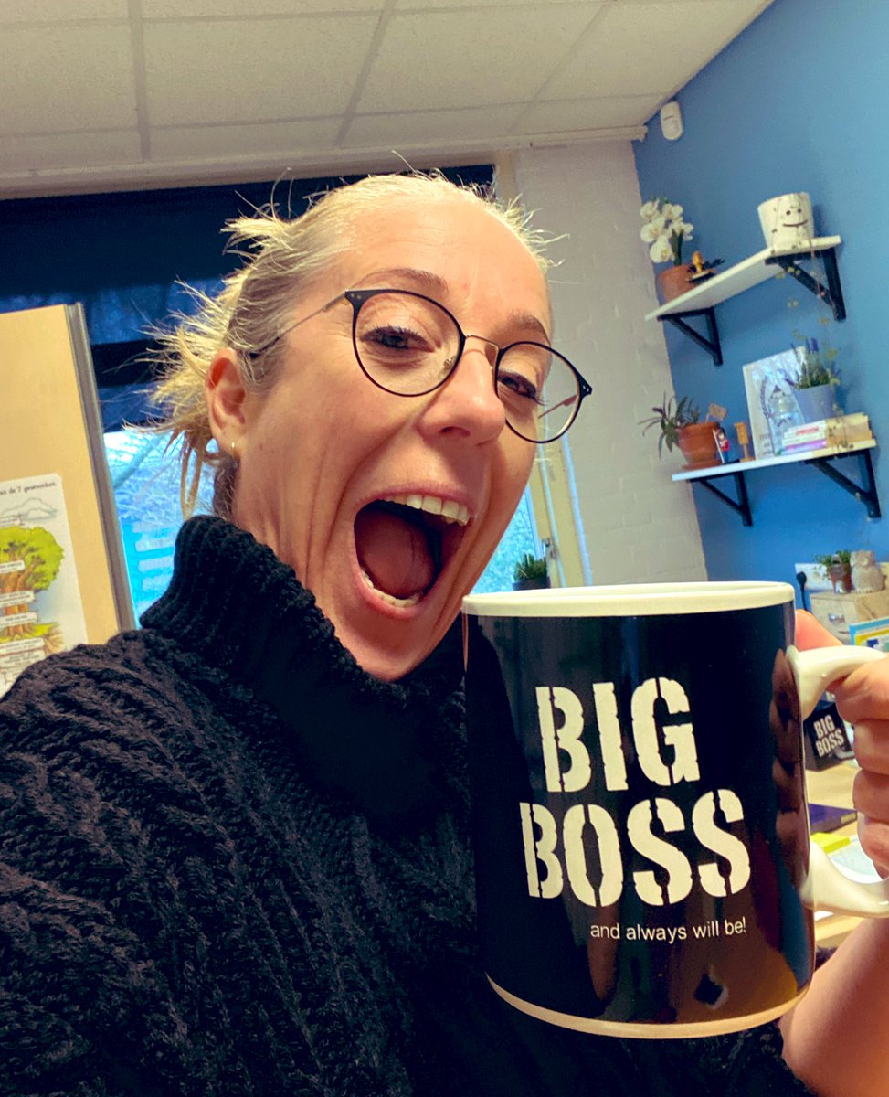 Vandaag op school verrast door Sinterklaas: pakje met ‘voor de grote baas’ op mijn bureau gevonden 🤩#bigboss #5december #dankusinterklaasje #proost #zolief!  *gaat in training om uit deze gigantische mok te kunnen drinken 🤪💪