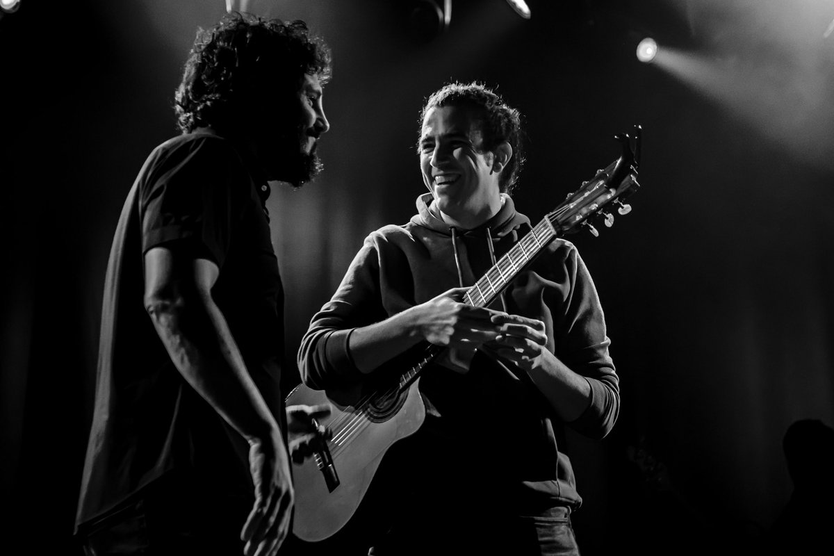 Cuando llegué a Madrid y no se sabía mis letras ni mi novia, conocí a Miki en un benéfico donde tuvimos la extraña suerte de coincidir.