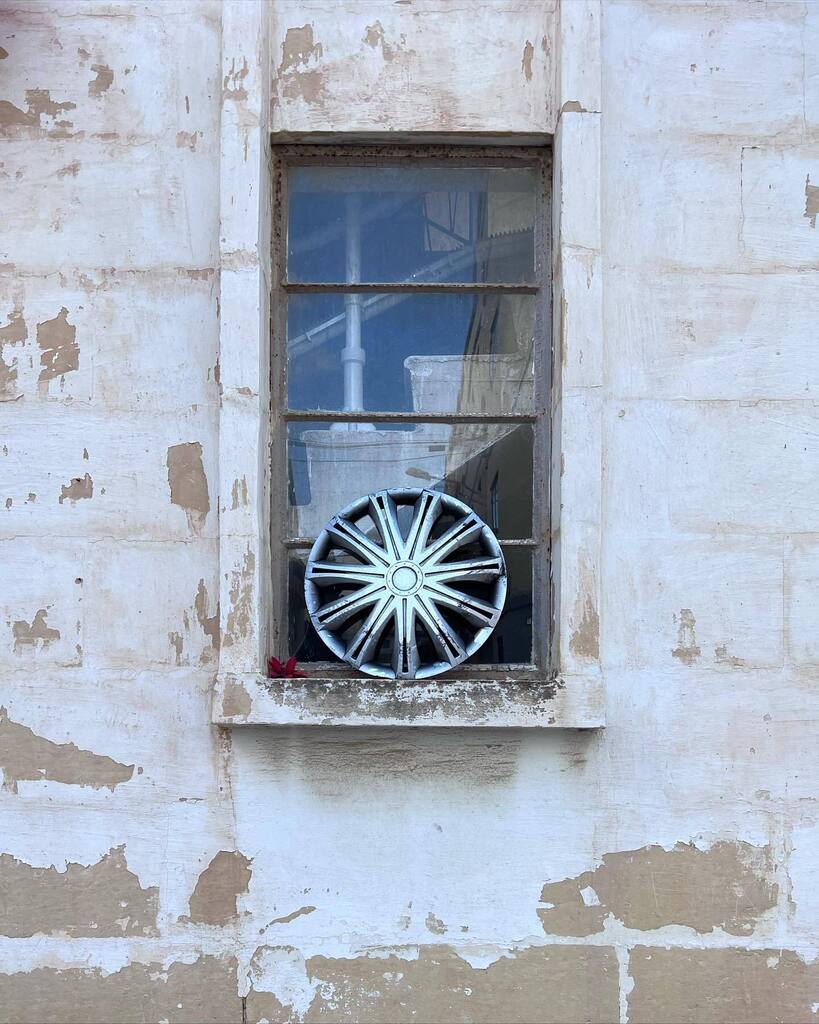 New windowsill decorator

#asseen #observations #malta #window #giolacassar instagr.am/p/ClyxVXhoFuk/