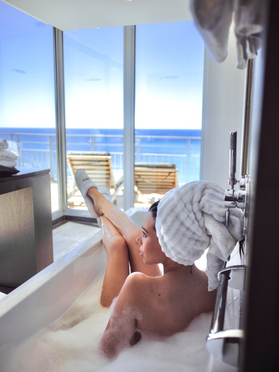 Un bain moussant et une belle vue sur la Baie des Anges: une excellente solution pour s’accorder un moment de pure détente. 🫧

A bubble bath and a view of the Baie des Anges: an excellent solution to grant yourself a moment of relaxation. 

#lemeridiennice #Nice #SeaView #Relax