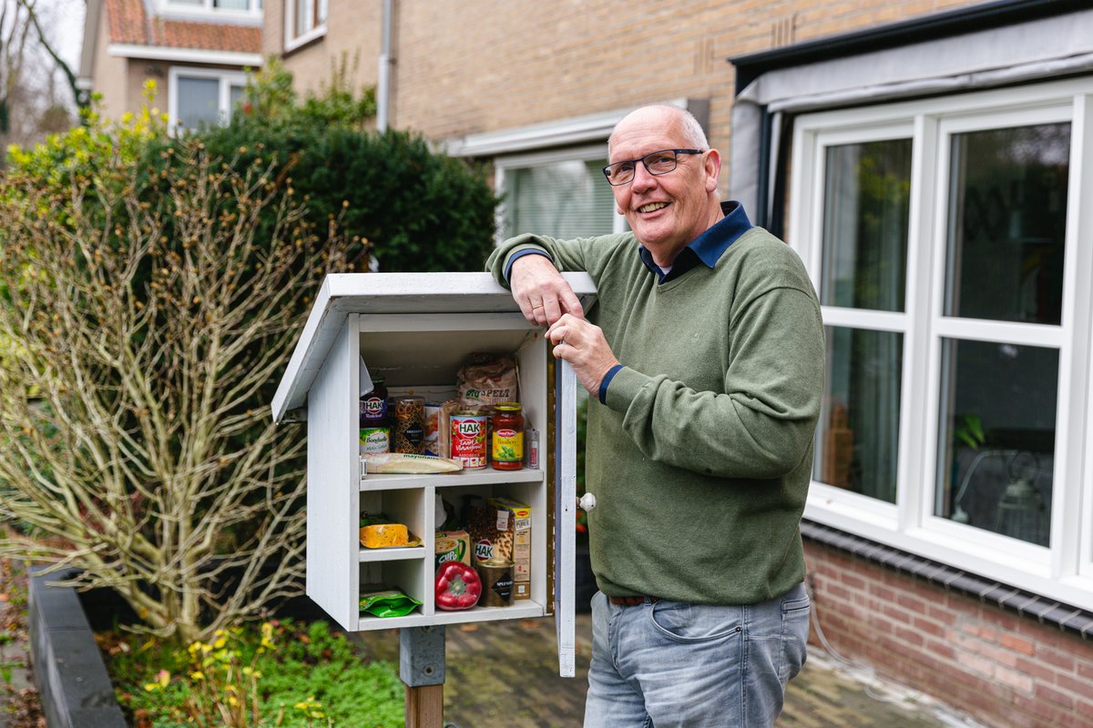 De gemeente Albrandswaard introduceert Buurtkastjes! Hiermee wordt voedselverspilling tegengegaan én worden inwoners die het wat minder breed hebben geholpen. Help mee en adopteer een buurtkastje! Meld je aan via wijkgerichtwerken@albrandswaard.nl  📷Rosalie van der Does