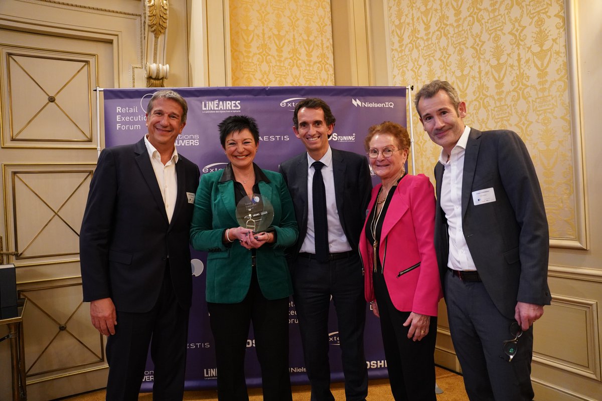 Cathy Collart Geiger (@cathycollart) on Twitter photo Très fière de recevoir le Prix spécial du jury lors des REF d’Or 2022 au nom de <a href="/Picard/">Niklas Lundgren</a> Surgelés.
Une récompense valorisant les projets et succès portés par nos équipes, que je tiens à féliciter !
olivierdauvers.fr/2022/12/04/le-… Très fière de recevoir le Prix spécial du jury lors des REF d’Or 2022 au nom de <a href="/Picard/">Niklas Lundgren</a> Surgelés.
Une récompense valorisant les projets et succès portés par nos équipes, que je tiens à féliciter !
olivierdauvers.fr/2022/12/04/le-…