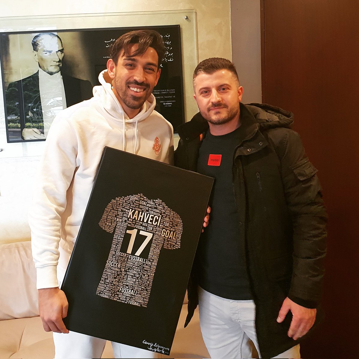 Fenerbahçe'nin yıldız ismi İrfan Can Kahveci'yi #Fenerbahçe Can Bartu tesislerinde ziyaret ettik.☕️ Kendisine özel tasarlanan hediyeyi ilettik. Comunio'ya olan ilgisi ve misafirperverliğinden dolayı teşekkür ederiz. #irfancankahveci