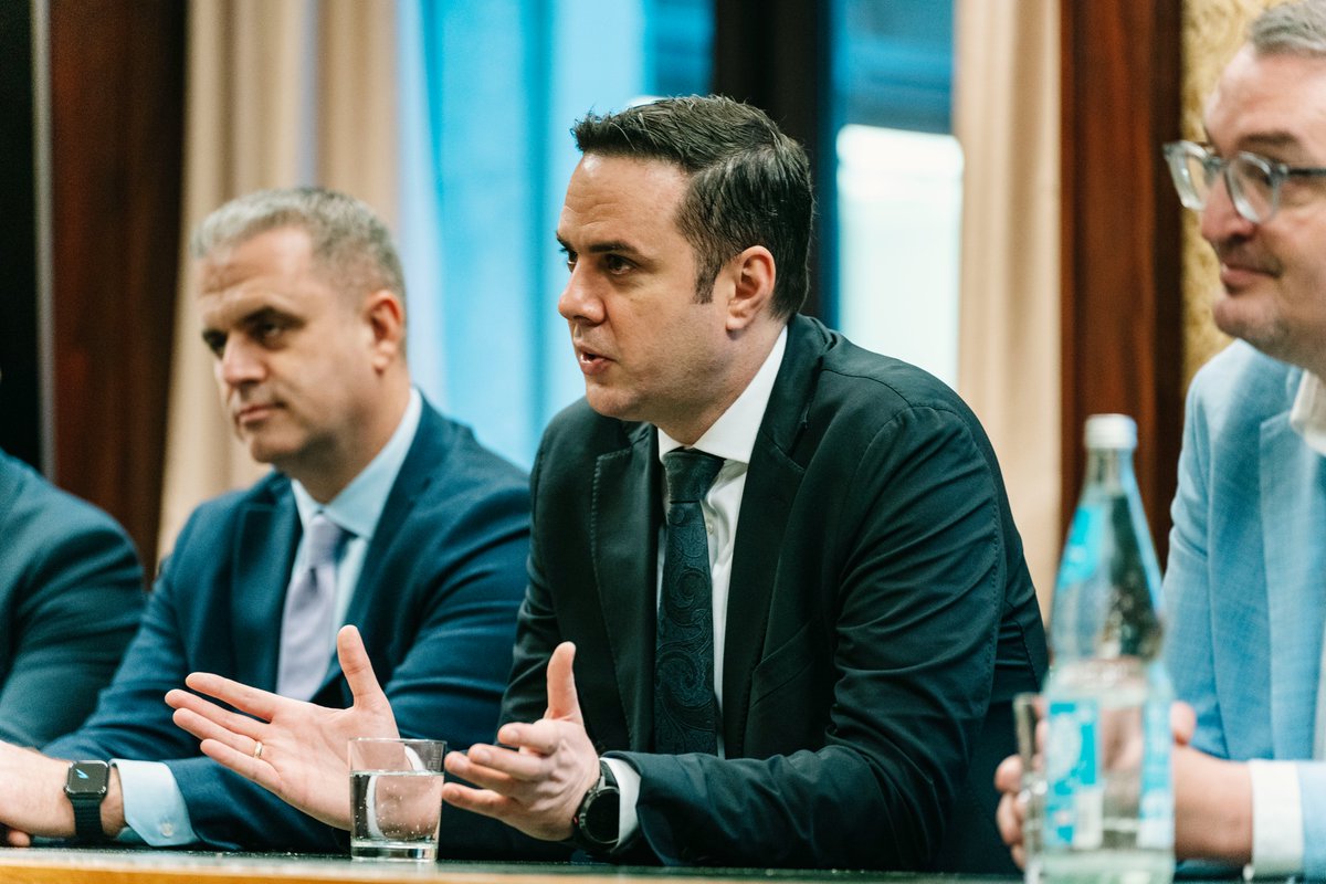 till_steffen's tweet photo. Heute trafen Jenny Jasberg (Grüne Fraktionsvorsitzende @buergerschafthh) &amp; ich Lumir Abdixhiku (Demokratische Liga Kosovo, LDK), Oppositionsführer im kosovarischen Parlament. Wichtiger Austausch über demokratische Prozesse in #Europa &amp; #Demokratie &amp; #Völkerverständigung. https://t.co/R5LWmCHPEG