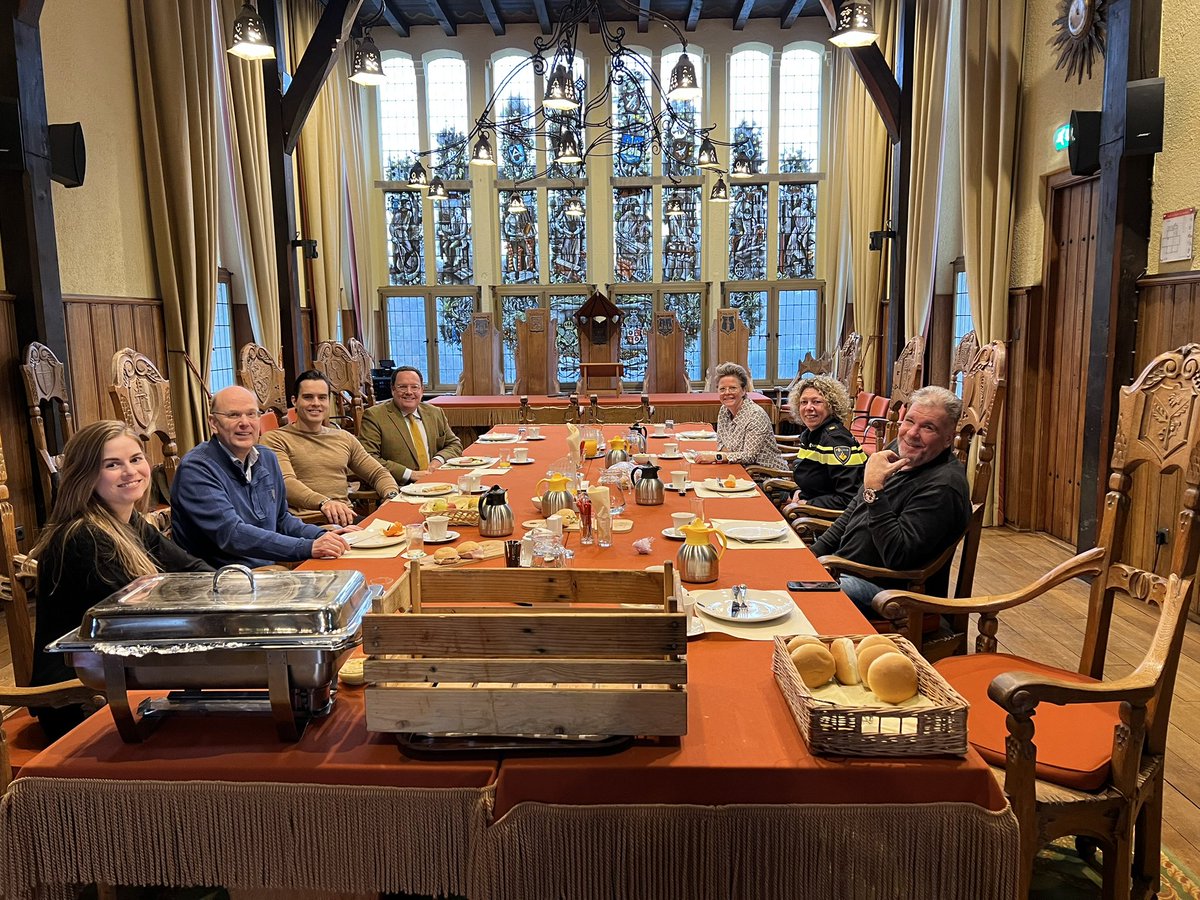 Vandaag geluncht met de wijkagenten van Vught, Helvoirt en Cromvoirt. In een gezellige sfeer verhalen van de werkvloer uitgewisseld net als dilemma’s, kansen en uitdagingen. We zetten de goede samenwerking met energie voort. Groot respect voor deze stoere mannen en vrouwen! Dank!