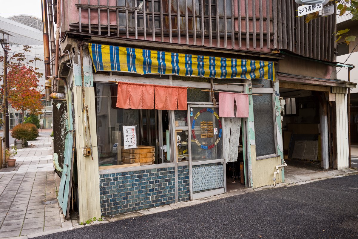 tokyotimes's tweet photo. A wonderfully rickety old Tokyo restaurant. Write-up and full set of 6 photos here: https://t.co/yI4fJGgpcr https://t.co/mgsBqQg20X