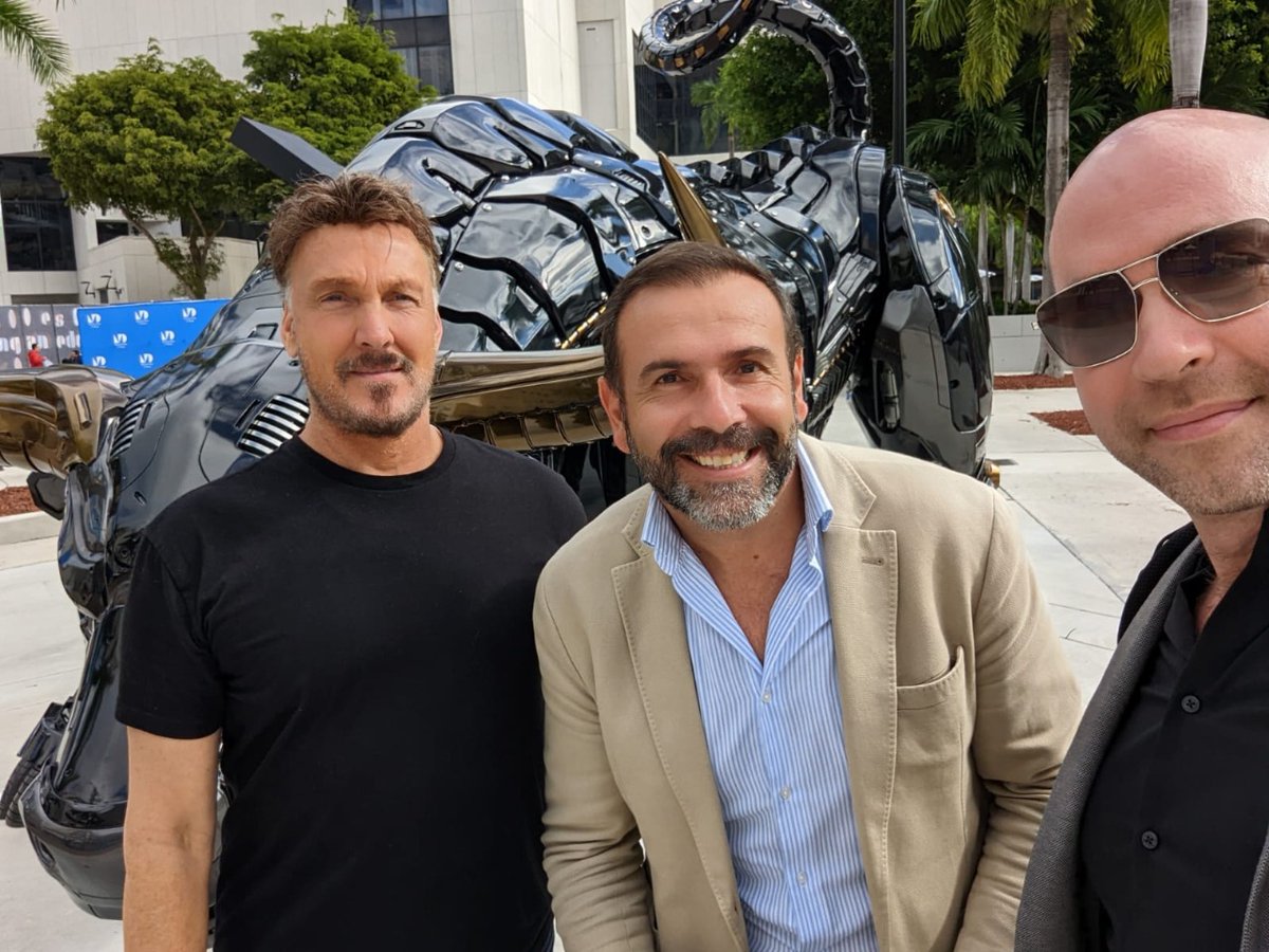 Landian is making meaningful connections with the "Miami Bull" in the back, counterpart to the one on Wall Street, to represent crypto and technology with Miami as the epicenter. Chechu Lasheras (Center) Director of Business Innovation and Technology Center at Miami Dade College.