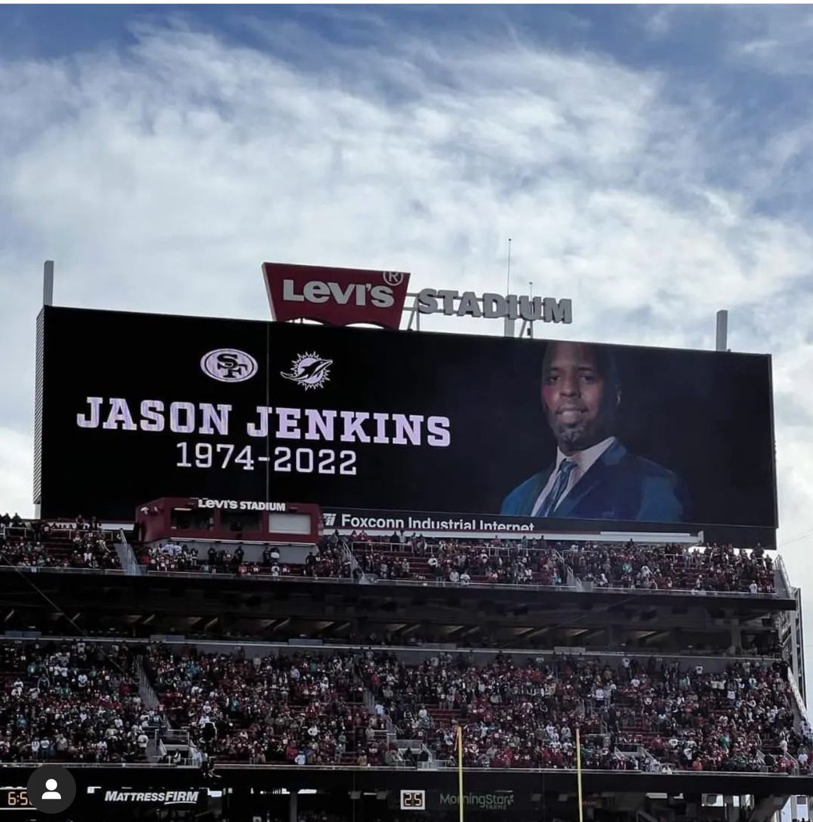 At the airport now, heading back to #Miami, but wanted to share an awesome moment from the @49ers game honoring Jason Jenkins. Staff members were also wearing “JJ” pins. JJ’s impact across the #NFL was profound. You are missed 🙏 #RIP #FinsUp #FTTB #MondayMorning