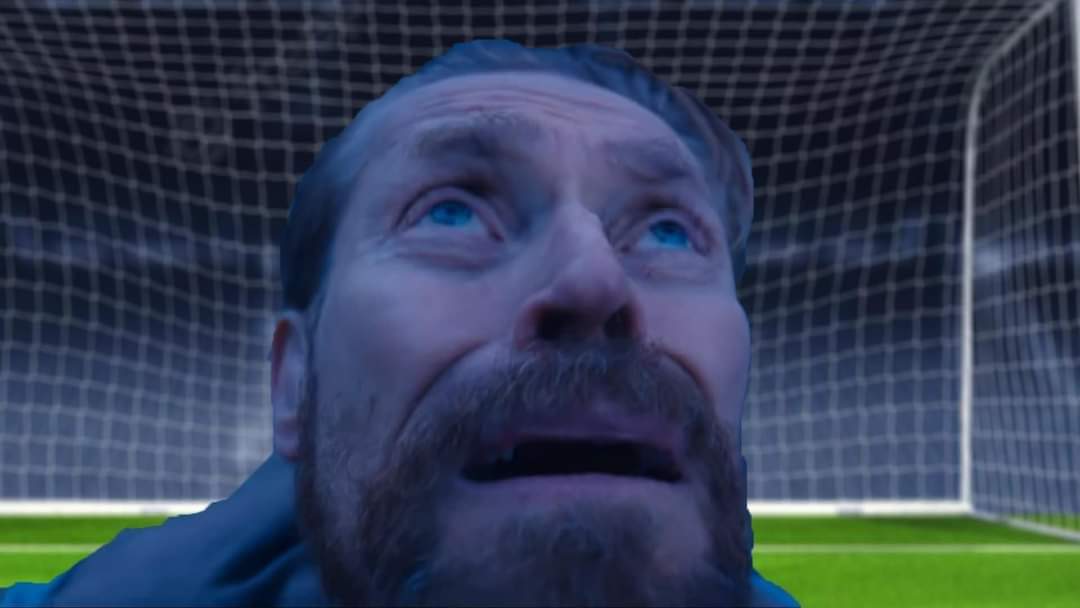 El portero de Croacia viendo como el delantero de Japón se empieza a morder la mano y le cae un rayo encima