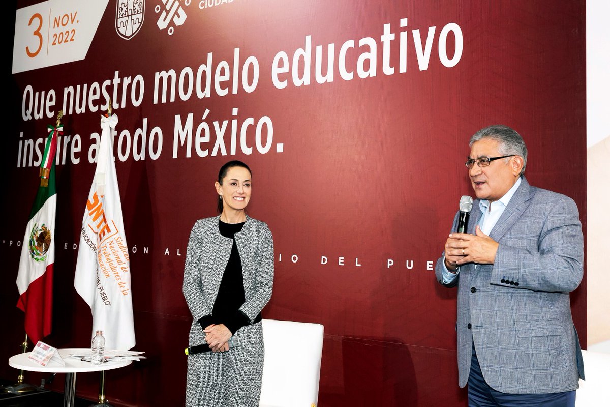 El #SNTE 📚 y su Secretario General, Mtro. Alfonso Cepeda Salas, hacen un reconocimiento a la Dra. <a href="/Claudiashein/">Claudia Sheinbaum Pardo</a> por cuatro años de trabajo exitoso en la #CDMX y por su interés en las escuelas y la educación públicas.
#Enhorabuena