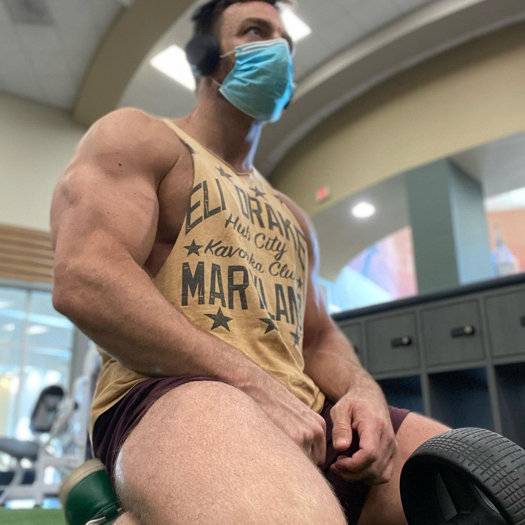 arms and thighs that could easily 𝒄𝒓𝒖𝒔𝒉 your windpipe. so, any volunteers?