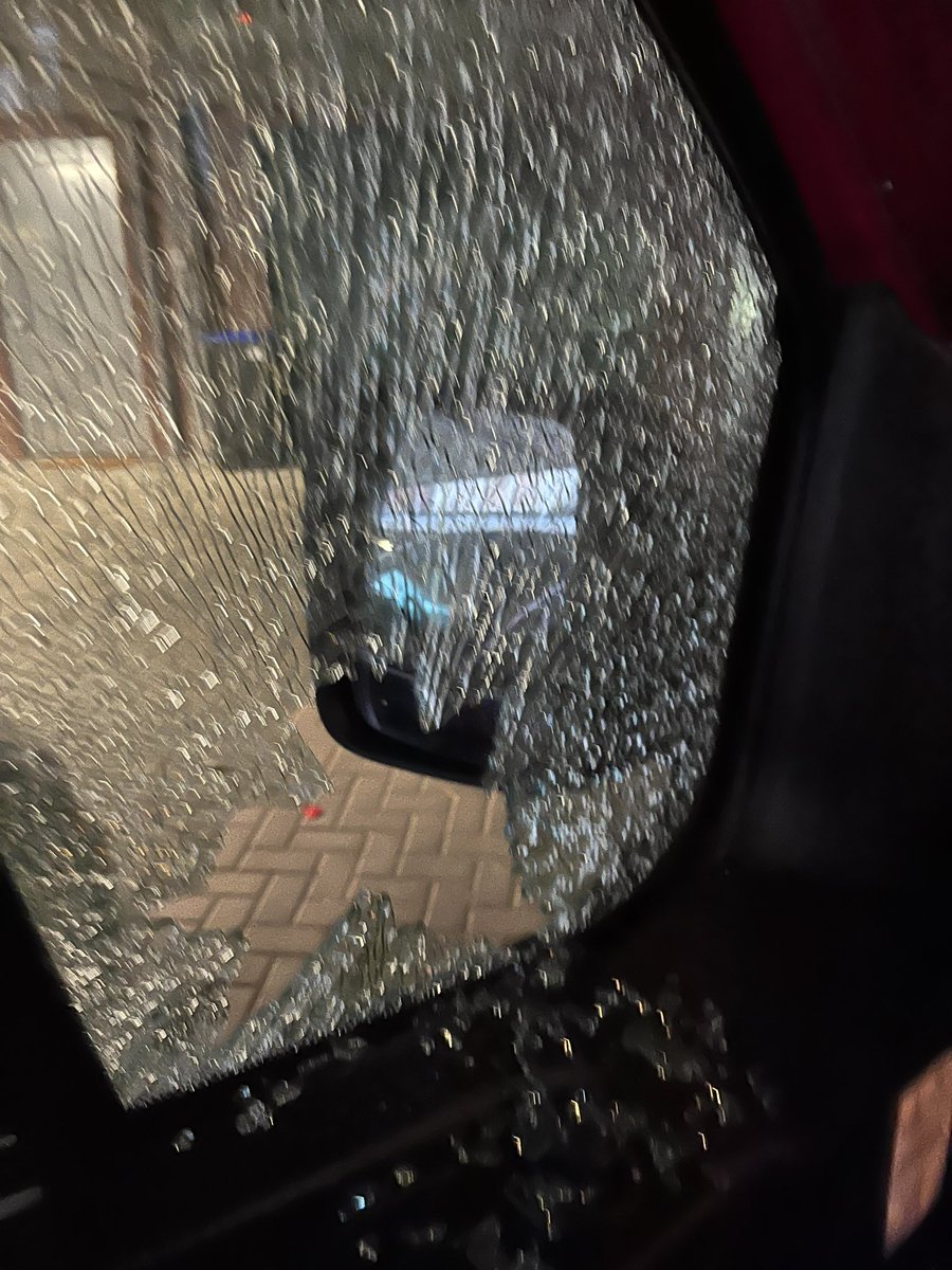 BertDamsma's tweet photo. @Politieutrecht2 in priveterrein groenzuilen duidelijk vandalisme! Niets gestolen maar wat een gedoe!! Wees alert svp! #zuilen #utrechtnoord #utrechtzuilen #groenzuilen #kroosvaren https://t.co/mqkowF2ULZ