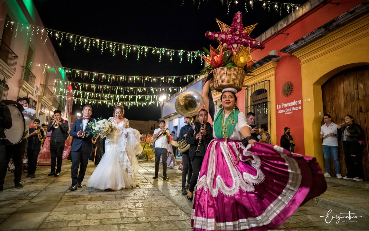 enigmatino's tweet photo. El amor lo encuentras en las circunstancias que menos lo esperas. ❤️❤️
▪
🎥 @danielmatusdm
📷 @enigmatino_fotografia
▪
▪
  #novias #novias2022  #novios #oaxaca #oaxacadestinationwedding
#oaxacawedding #wedding #weddingcalenda  
#weddings  #boda #bodas #bodas2022 #bodasoaxaca https://t.co/4d01kN8Qum