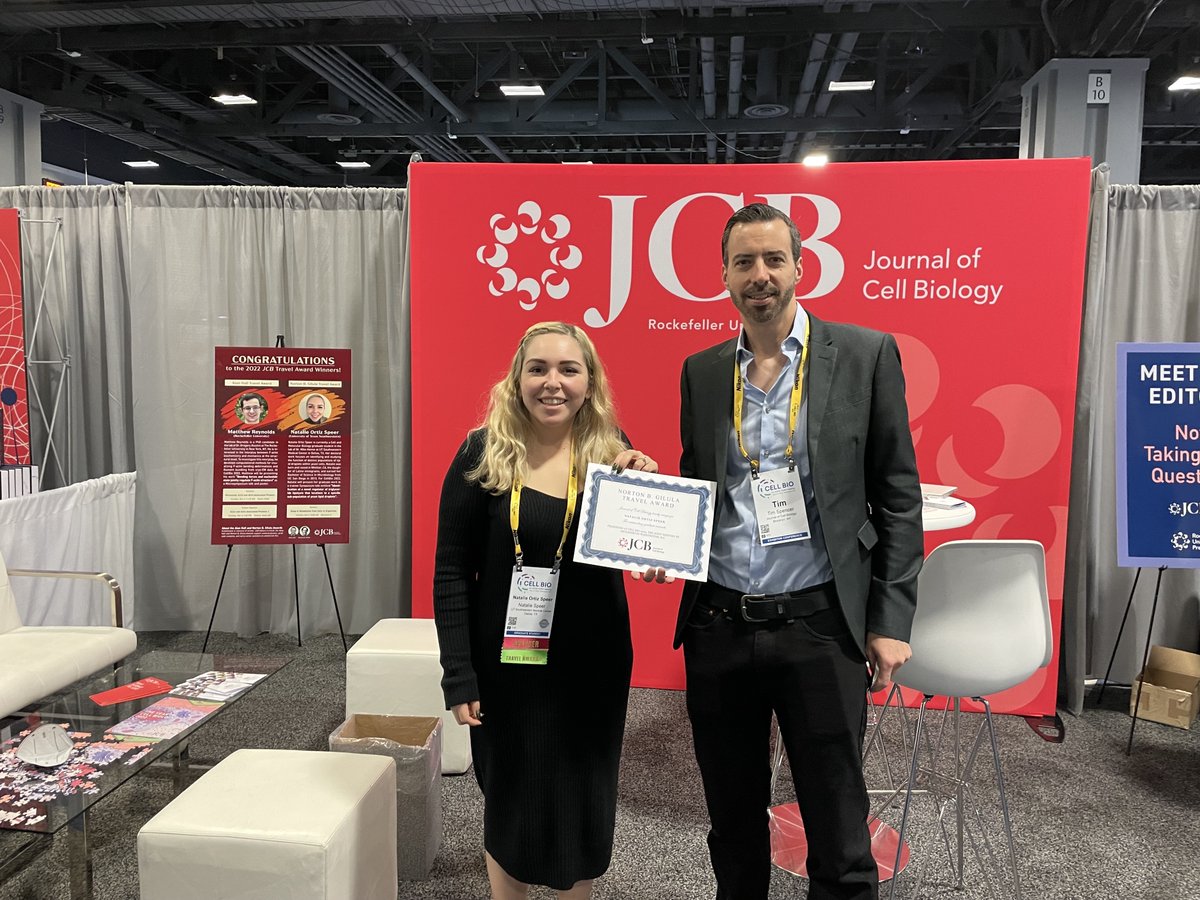 Natalie Ortiz Speer <a href="/naaatalieortiz/">Natalie Ortiz Speer 🇨🇷🇪🇨</a> <a href="/CmbUtsw/">UTSW_CMB</a> @UTSWNews receiving her 2022 Norton B. Gilula Travel Award certificate from JCB Executive Editor Tim Spencer at #CellBio2022. Congratulations! 🎉  bit.ly/2EI77LS