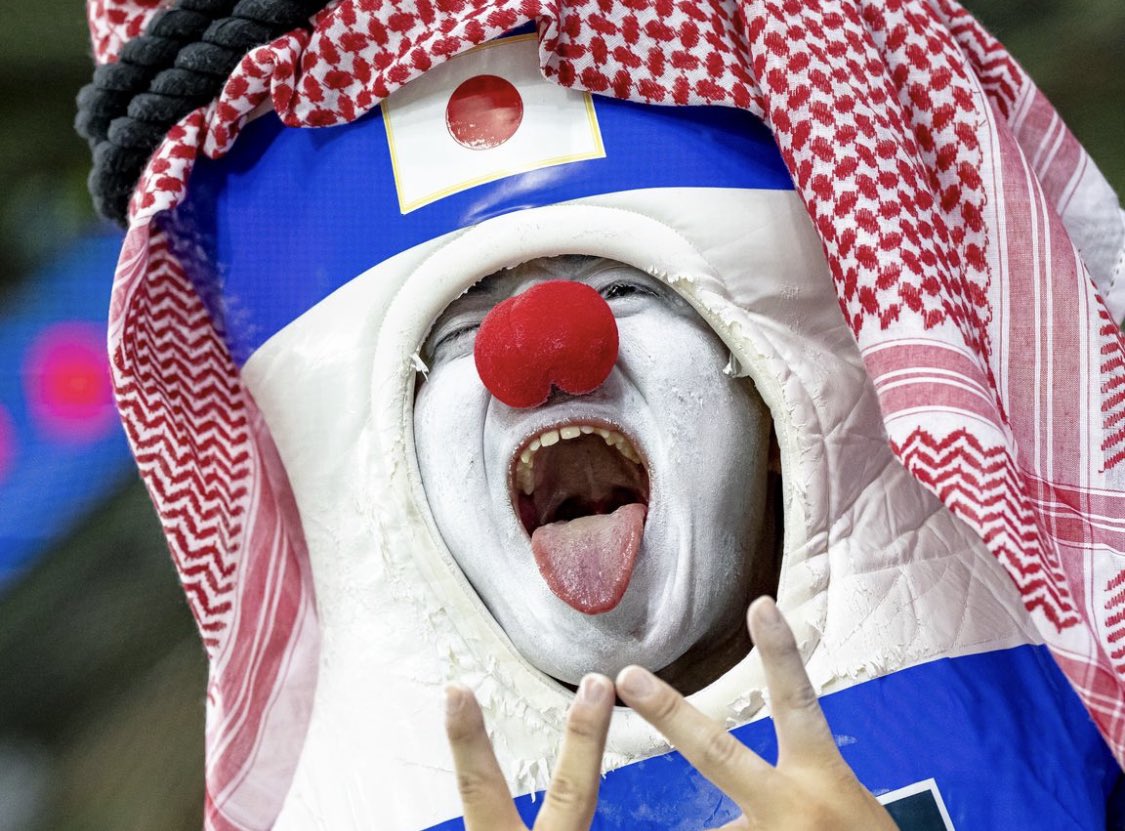 Japanse supporter doet in Qatar geslaagde imitatie van Carnaval Festival