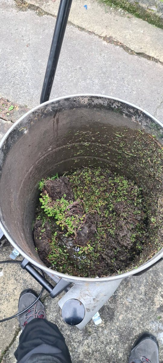 One of the jobs we did last week, 
Full gutter clearing, using our gutter vac.

Nice to be back to work.

clear-reach.co.uk 

#exteriorcleaning, #guttercleaning.