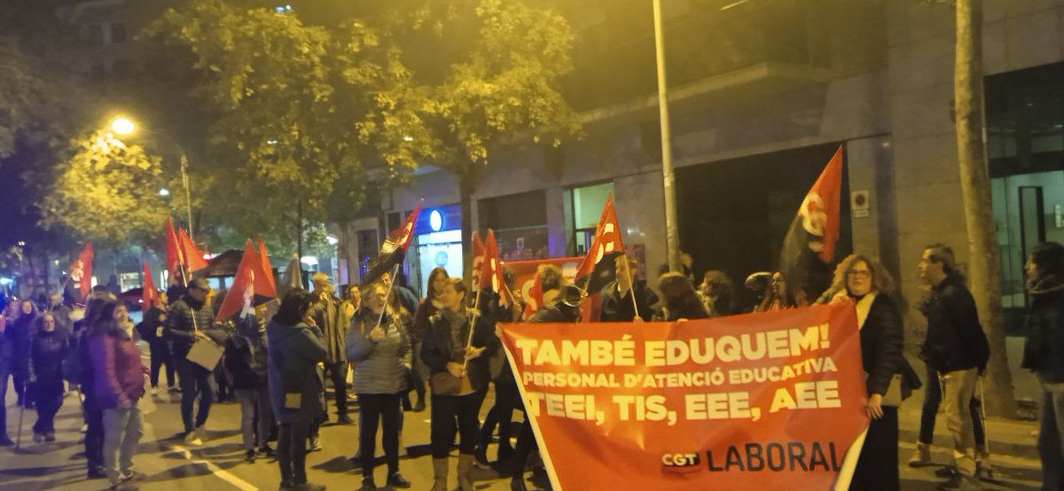 Ara mateix davant de la seu d'<a href="/Esquerra_ERC/">Esquerra Republicana</a>, exigim transparència en la gestió del #PAE! <a href="/JosepGCambray/">Josep G. Cambray</a> <a href="/educaciocat/">Educació</a> Prou mentides i més inversió!