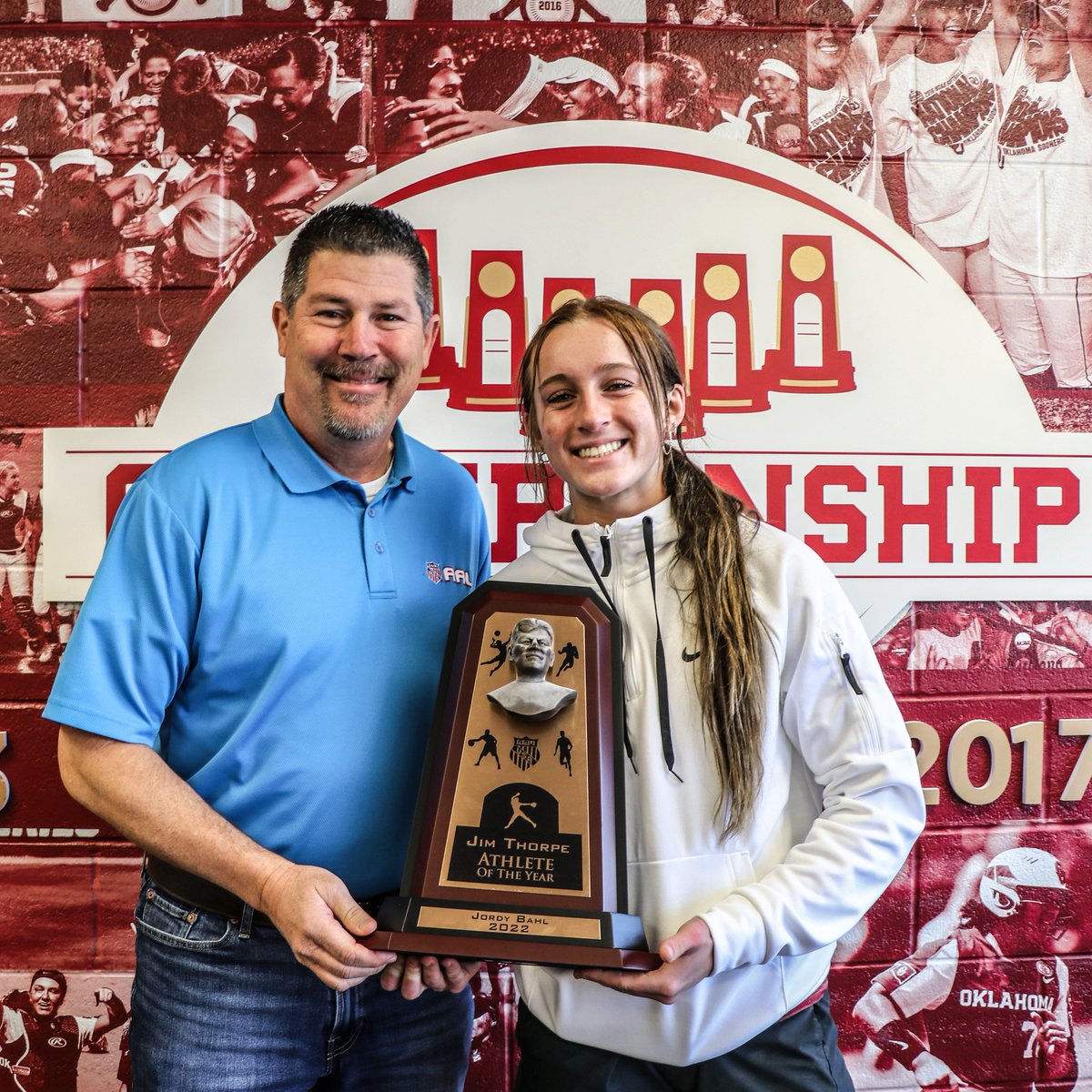 OU_Softball's tweet image. 𝐁𝐞𝐬𝐭 𝐢𝐧 𝐎𝐤𝐥𝐚𝐡𝐨𝐦𝐚 🤝

Jordy Bahl was presented today with the @TheRealAAU Jim Thorpe Oklahoma Athlete of the Year award for her 2022 season.

#ChampionshipMindset