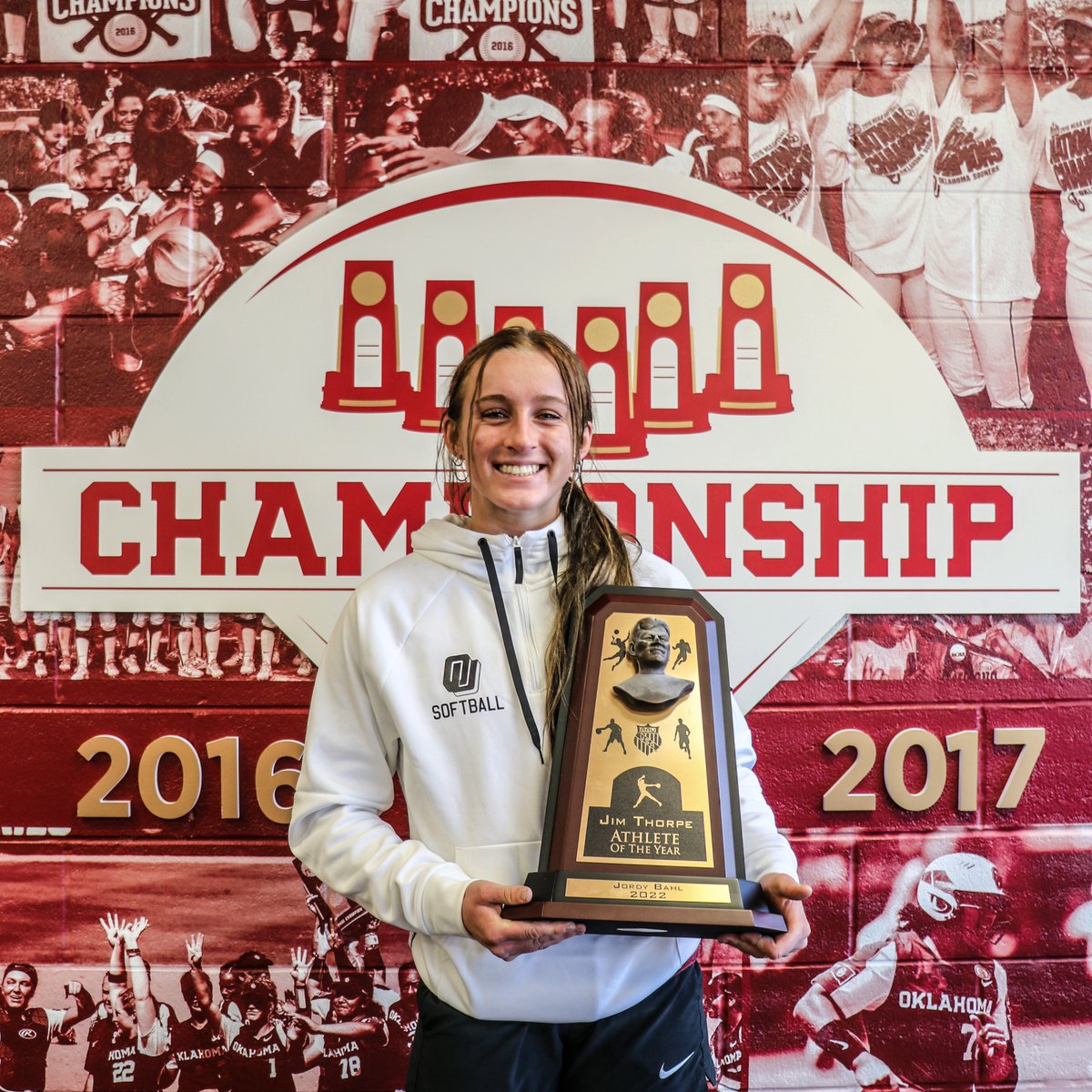 OU_Softball's tweet image. 𝐁𝐞𝐬𝐭 𝐢𝐧 𝐎𝐤𝐥𝐚𝐡𝐨𝐦𝐚 🤝

Jordy Bahl was presented today with the @TheRealAAU Jim Thorpe Oklahoma Athlete of the Year award for her 2022 season.

#ChampionshipMindset