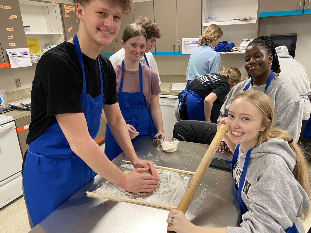 Cen10Food's tweet image. @Cen10Food John Hinds, Grain Scientist, a graduate of K State Bakery Science program, is helping Food Science and ICA students to learn about the many opportunities in Food Science.
#bnef #futureinbaking #titanslearn #titannation #ourfisdstory @Cen10titans