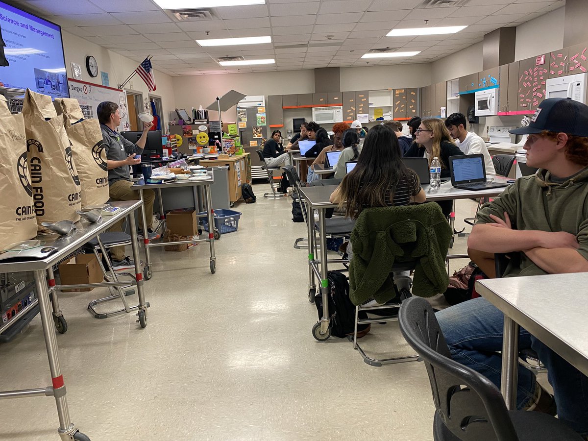 Cen10Food's tweet image. @Cen10Food John Hinds, Grain Scientist, a graduate of K State Bakery Science program, is helping Food Science and ICA students to learn about the many opportunities in Food Science.
#bnef #futureinbaking #titanslearn #titannation #ourfisdstory @Cen10titans