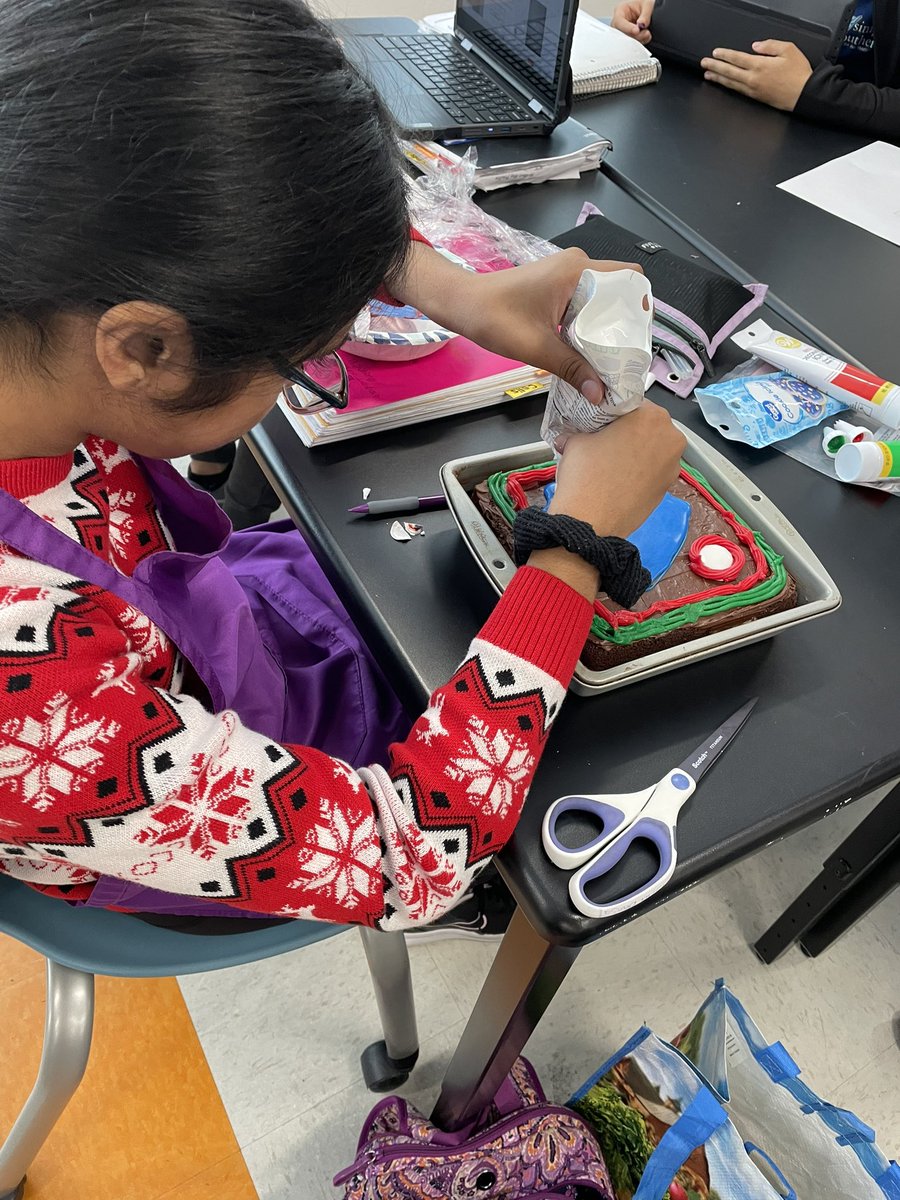 ecwilk53's tweet photo. Young scientists at work today building cell models! Science is fun! @AFMSChargers https://t.co/FQgITmGkq9