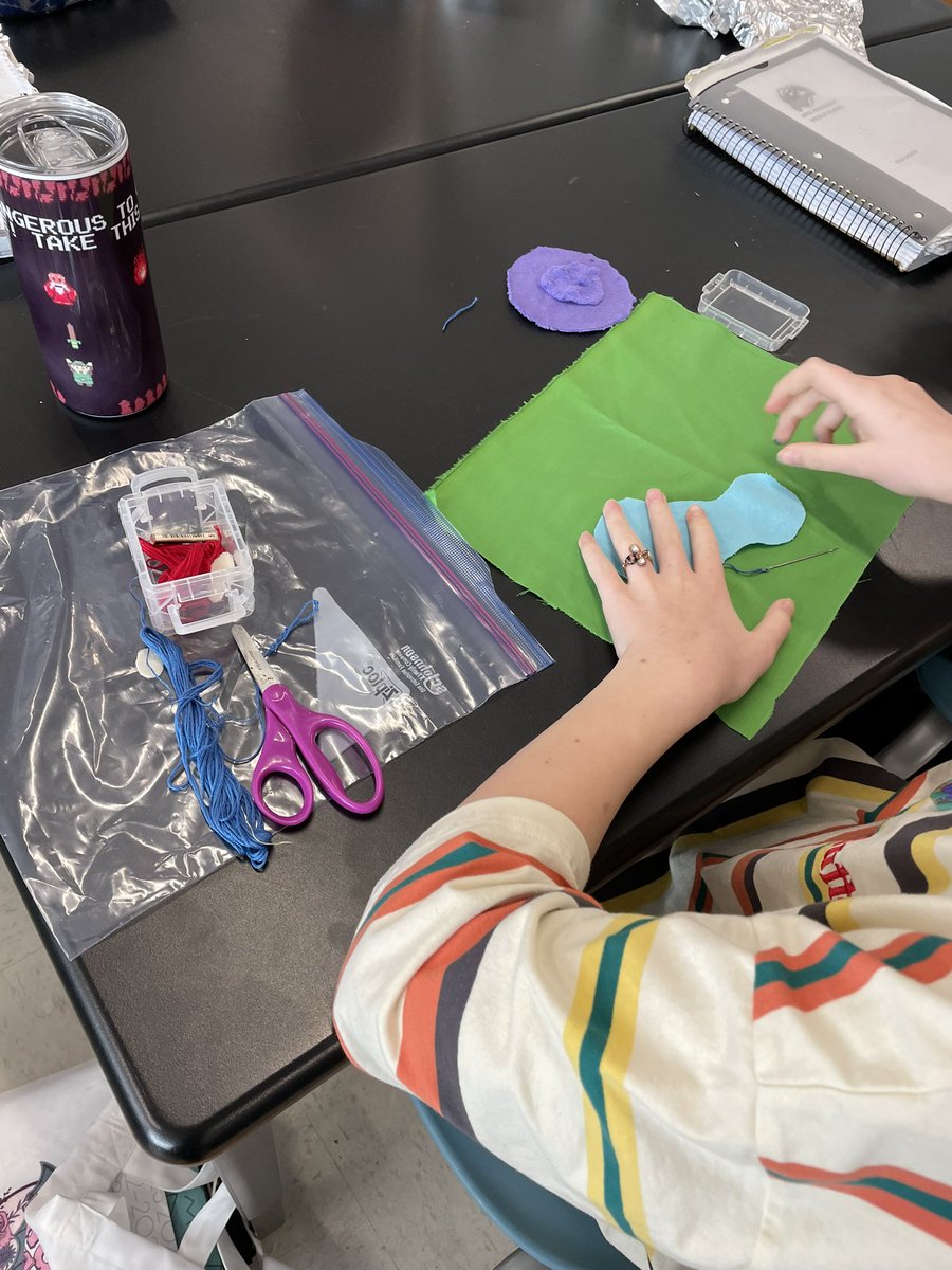ecwilk53's tweet photo. Young scientists at work today building cell models! Science is fun! @AFMSChargers https://t.co/FQgITmGkq9