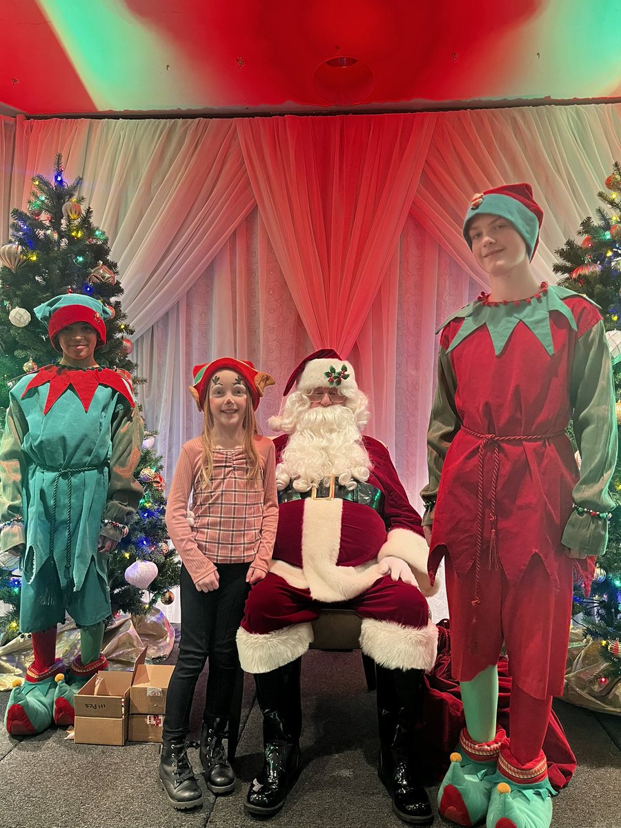 HamiltonPolice's tweet photo. Giving, giggles and goodies! Project Concern is back for It’s a Kids Christmas after a two-year hiatus. More than 35 HPS members are entertaining nearly 500 kids at Carmens in #HamOnt. The annual charitable event is possible thanks to the generosity of donors and volunteers. https://t.co/PgtQmQjzg0