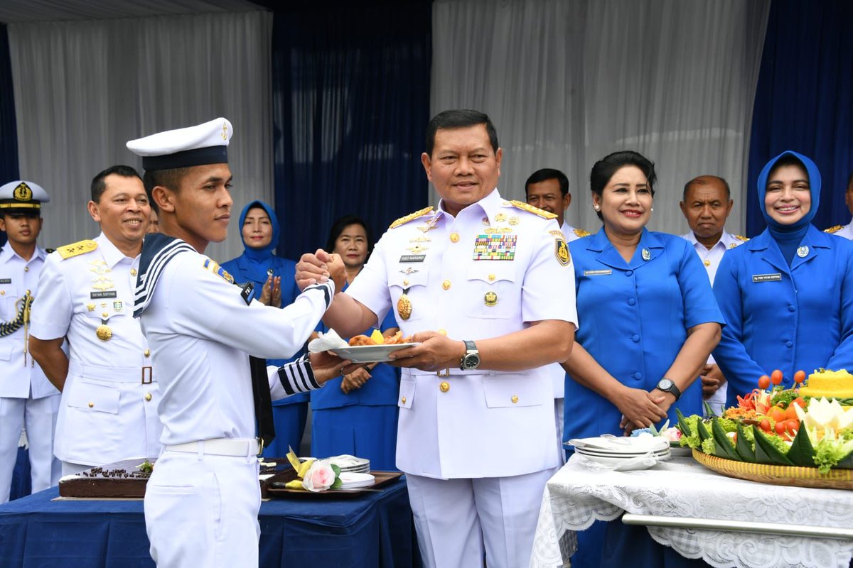 _TNIAL_'s tweet photo. Kasal didampingi Ketua Umum Jalasenastri Ny. Vero Yudo Margono menghadiri acara syukuran peringatan Hari Armada RI di Mako Koarmada RI melaksanakan pemotongan tumpeng yang diserahkan kepada perwakilan prajurit TNI AL
#HUTArmada
https://t.co/jjj1OhlLgC https://t.co/2A2XHvdrtP
