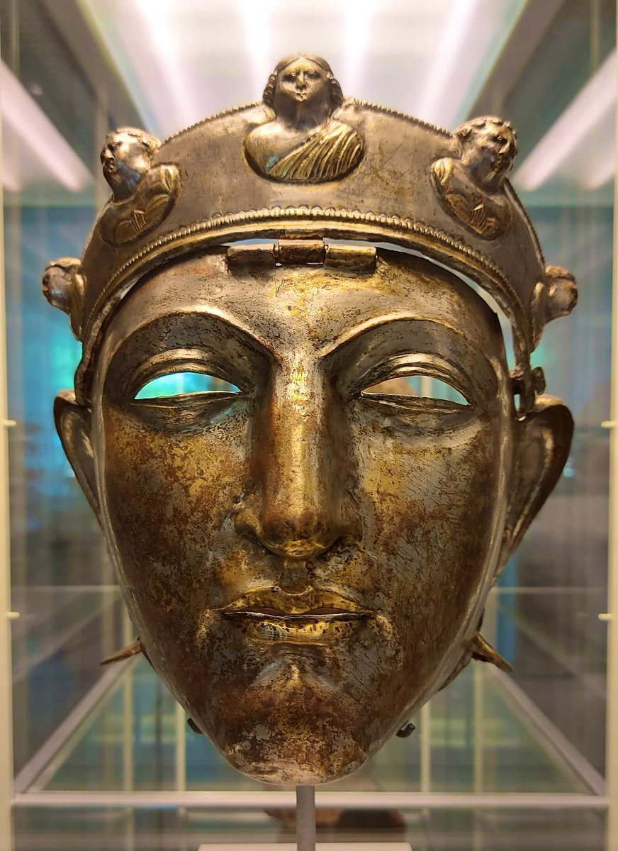 AprendeAsere's tweet photo. El impresionante casco de caballería romano encontrado en Nijmegen, Países Bajos 🇳🇱 que data de la segunda mitad del siglo I Antes de Cristo. 🏺 https://t.co/9eG7yBxkN9