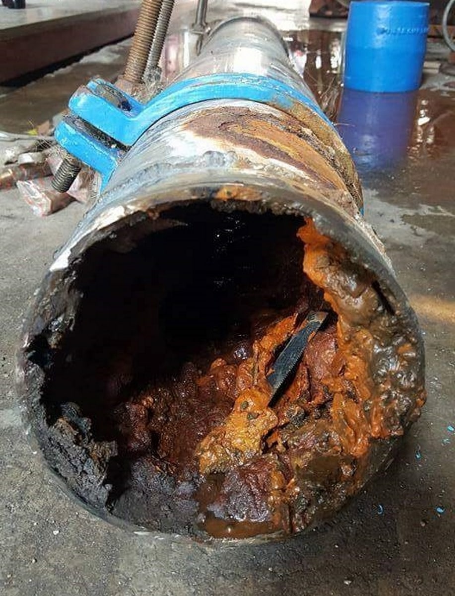FullRevelation's tweet photo. This is what a tap water pipe looks like that brings water to your house.
Tap water is the most underrated cause of disease, loaded with heavy metals, pesticides, fluoride, chlorine, pharma products, etc.
#water #pesticides #fluoride #pharma #depopulation #eugenics #Agenda2030 https://t.co/vaaeDo0rIu